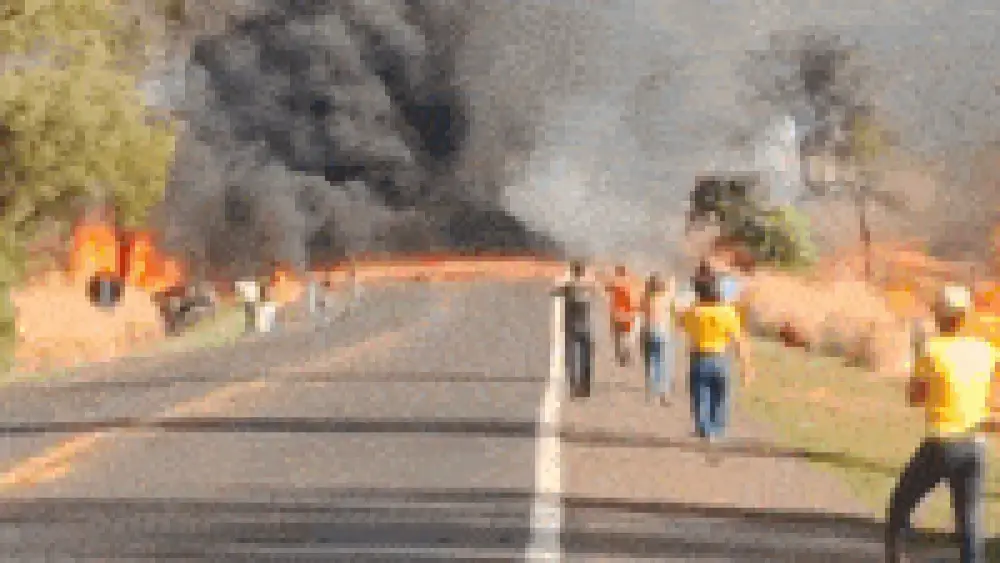 Acidente entre carretas e carro interdita BR-163 e deixa feridos graves