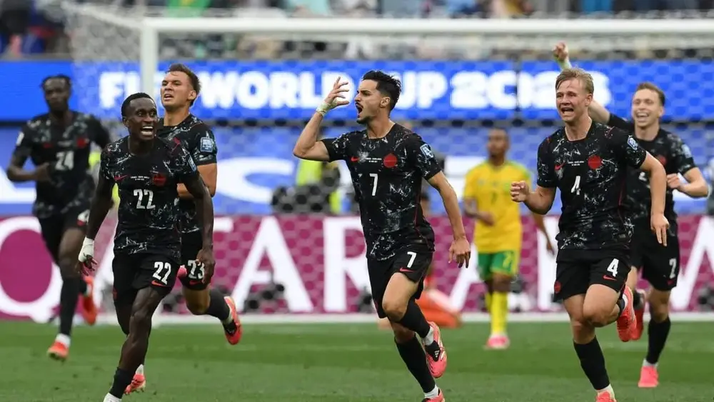 Canadá vence África do Sul nos acréscimos e avança às oitavas