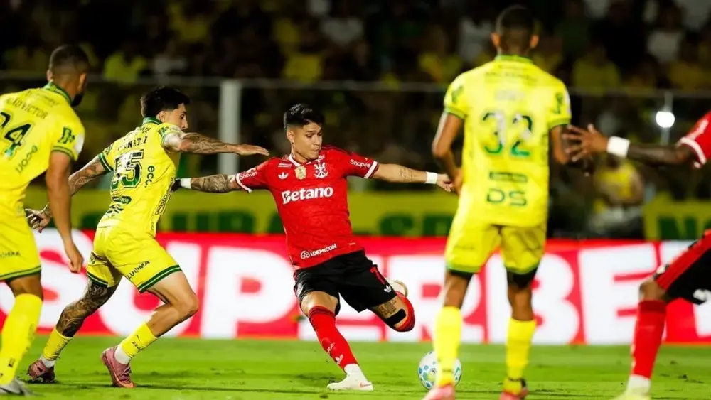 Flamengo goleia Mirassol por 5 a 1 e encosta no líder Palmeiras