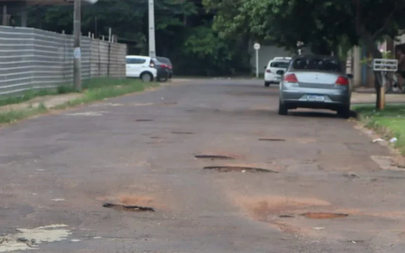 Prefeita anuncia licitação e consórcio para tapa-buracos