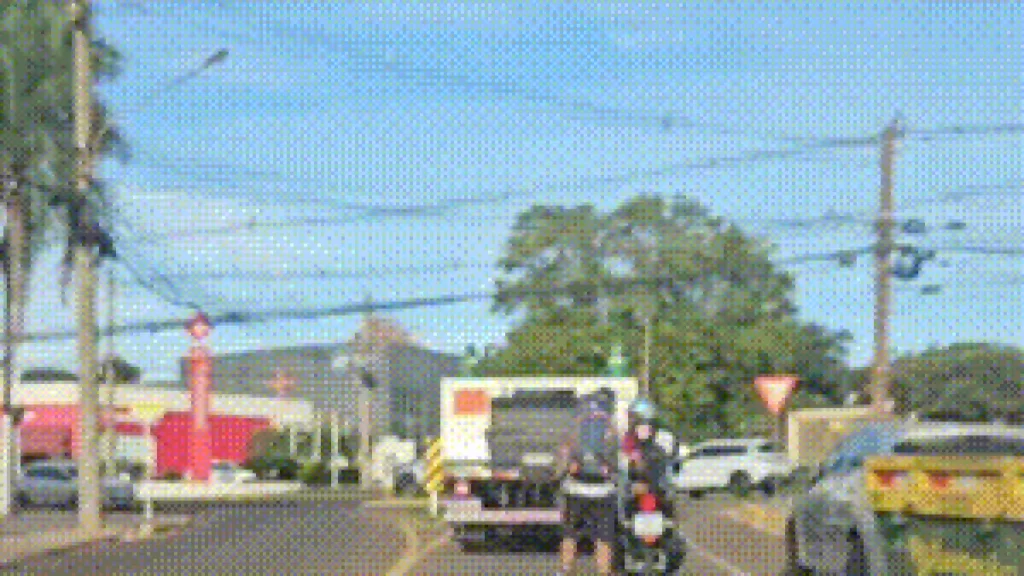 Motociclista "reboca" jovem de patins em via de Campo Grande
