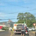 Motociclista "reboca" jovem de patins em via de Campo Grande