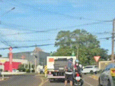 Motociclista "reboca" jovem de patins em via de Campo Grande