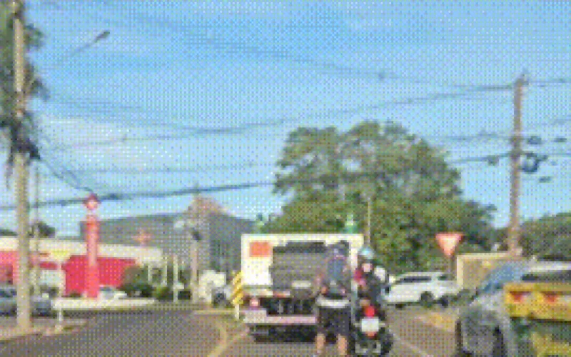 Motociclista "reboca" jovem de patins em via de Campo Grande