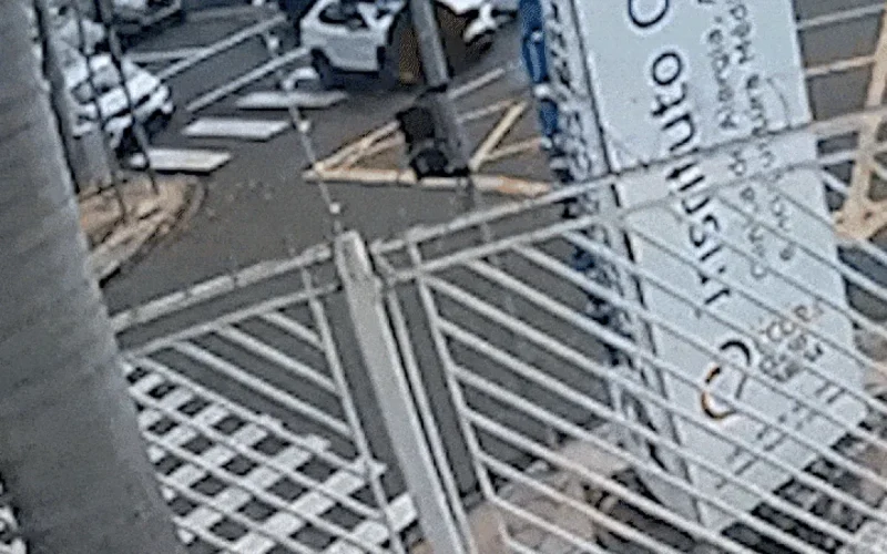 Viatura com 5 presos é atingida por carro no Centro de Campo Grande