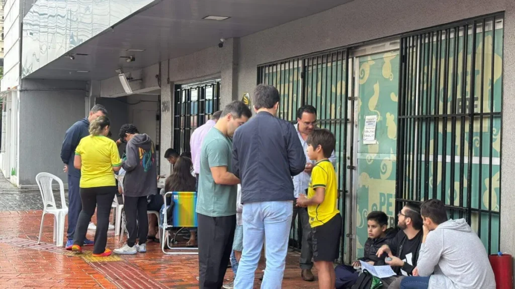 Chuva e jogo do Brasil não param febre da troca de figurinhas