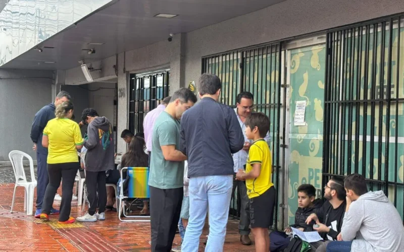 Chuva e jogo do Brasil não param febre da troca de figurinhas