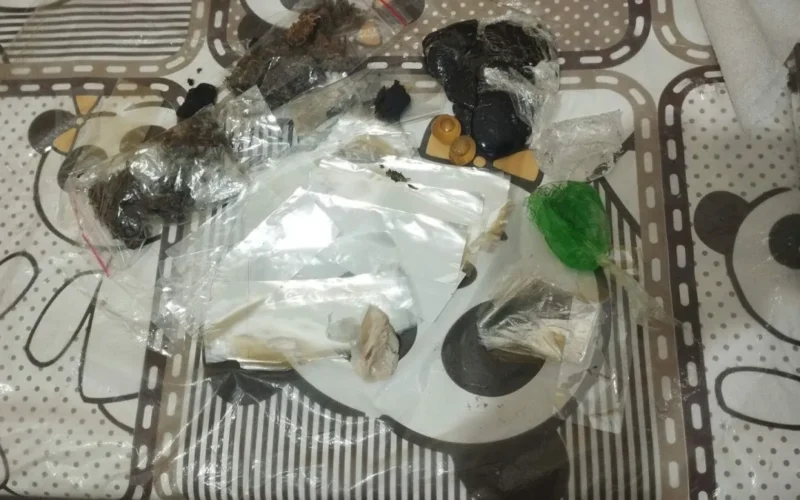 Mulher é presa ao tentar entrar com drogas no sutiã em presídio