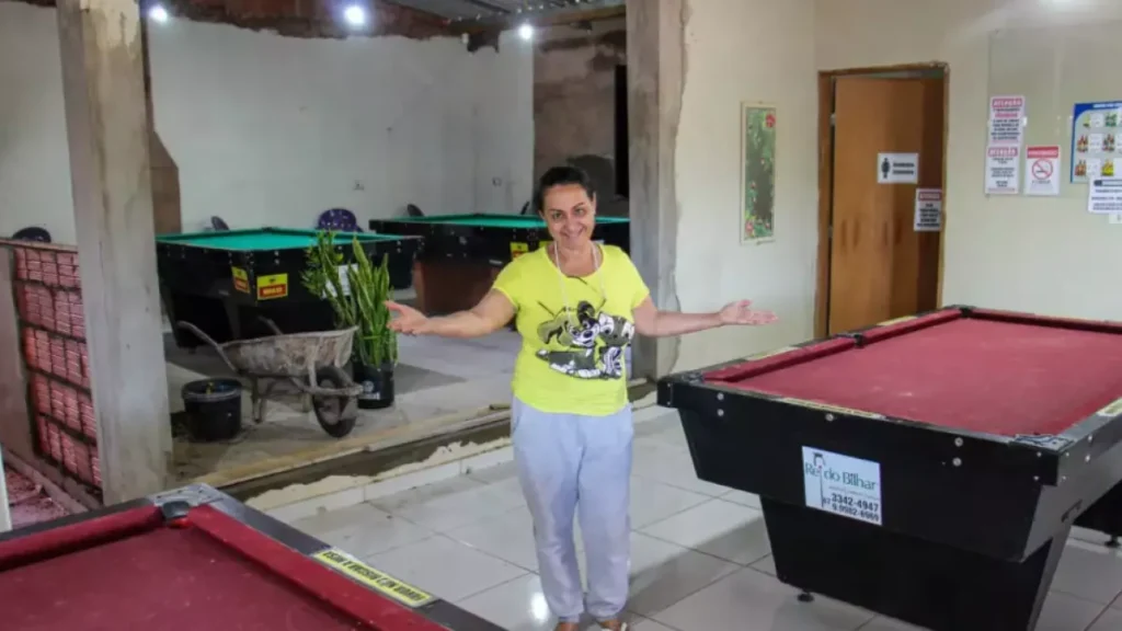 Cozinheira vende carro, abre bar na varanda e fatura até as 2h