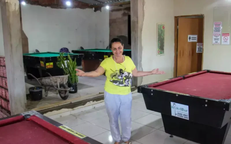 Cozinheira vende carro, abre bar na varanda e fatura até as 2h