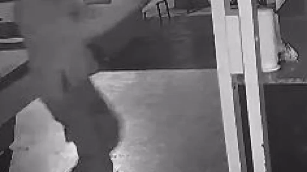 Dupla invade tabacaria, atira e deixa dois feridos graves em Coxim