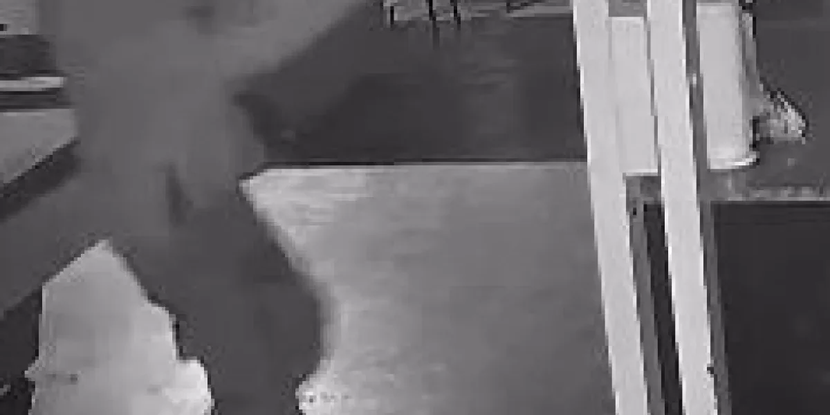 Dupla invade tabacaria, atira e deixa dois feridos graves em Coxim