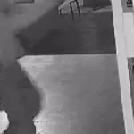 Dupla invade tabacaria, atira e deixa dois feridos graves em Coxim