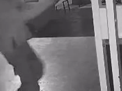 Dupla invade tabacaria, atira e deixa dois feridos graves em Coxim