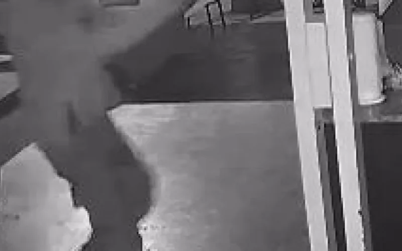 Dupla invade tabacaria, atira e deixa dois feridos graves em Coxim