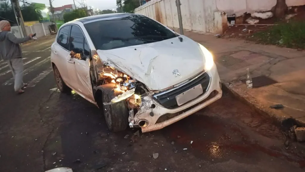 Motorista foge após bater carro em carreta em Campo Grande