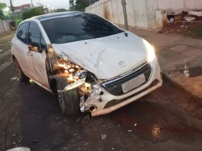 Motorista foge após bater carro em carreta em Campo Grande