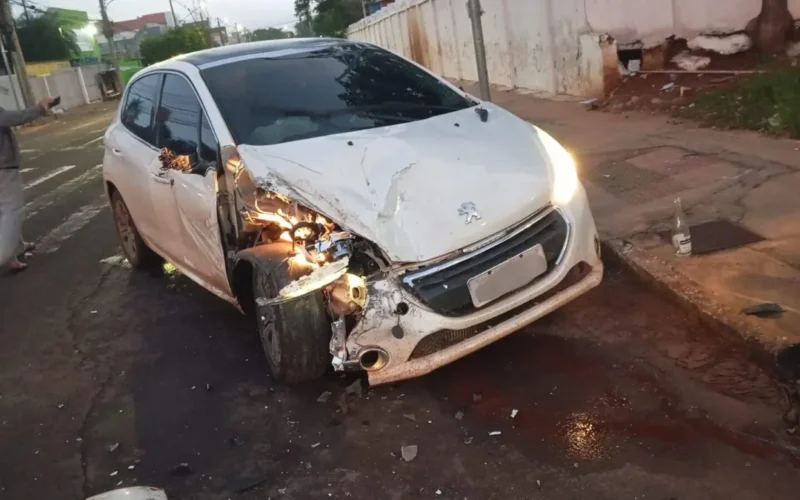 Motorista foge após bater carro em carreta em Campo Grande