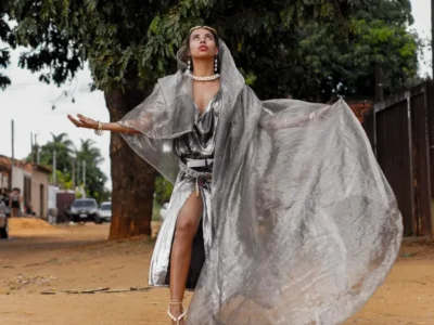 Mel Dias vira Deusa da Favela em clipe no Dom Antônio