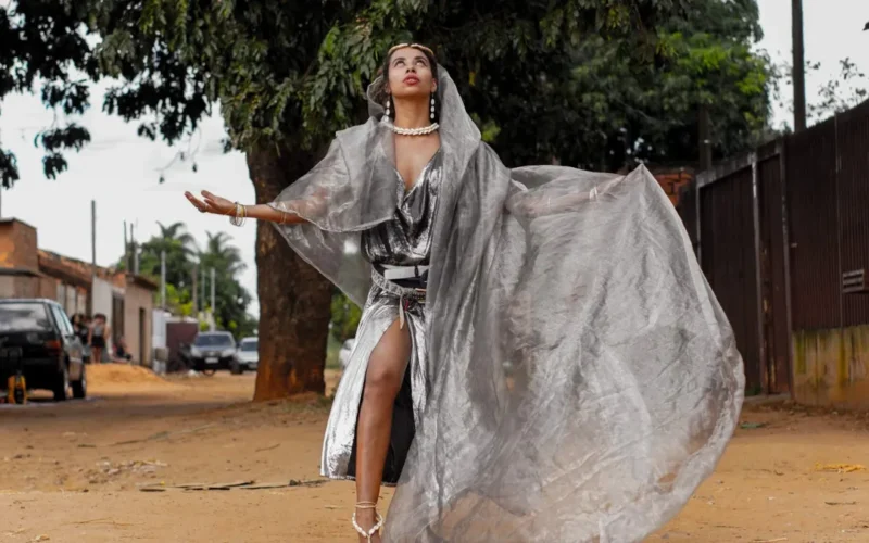 Mel Dias vira Deusa da Favela em clipe no Dom Antônio