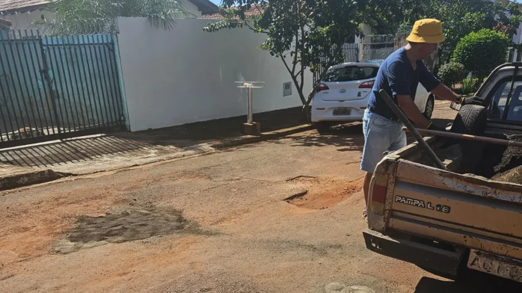 Aposentado de 76 anos tampa buracos por conta própria na Vila Planalto