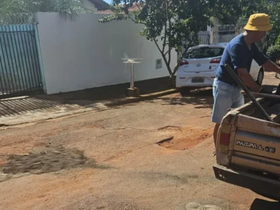 Aposentado de 76 anos tampa buracos por conta própria na Vila Planalto
