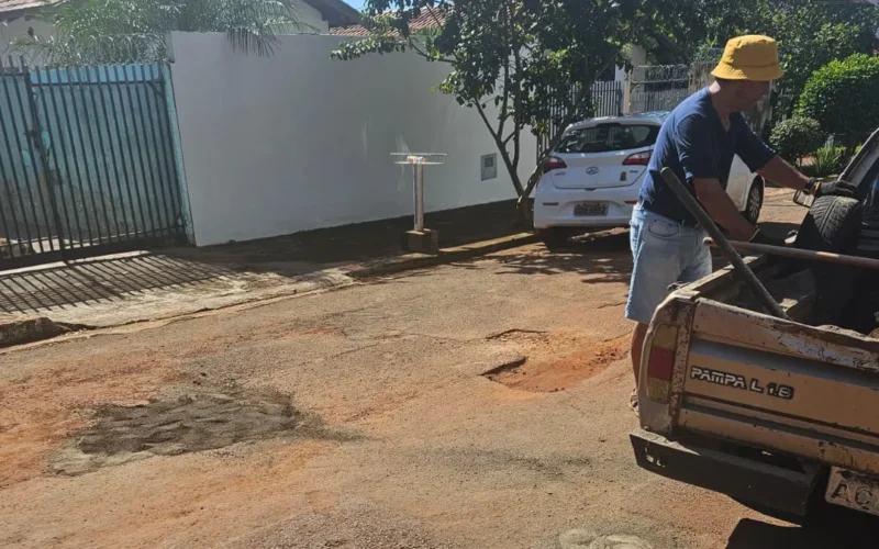 Aposentado de 76 anos tampa buracos por conta própria na Vila Planalto