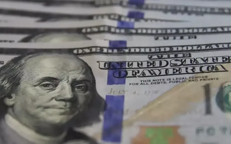Dólar fecha semana estável a R$ 5,16 após queda de 0,76%