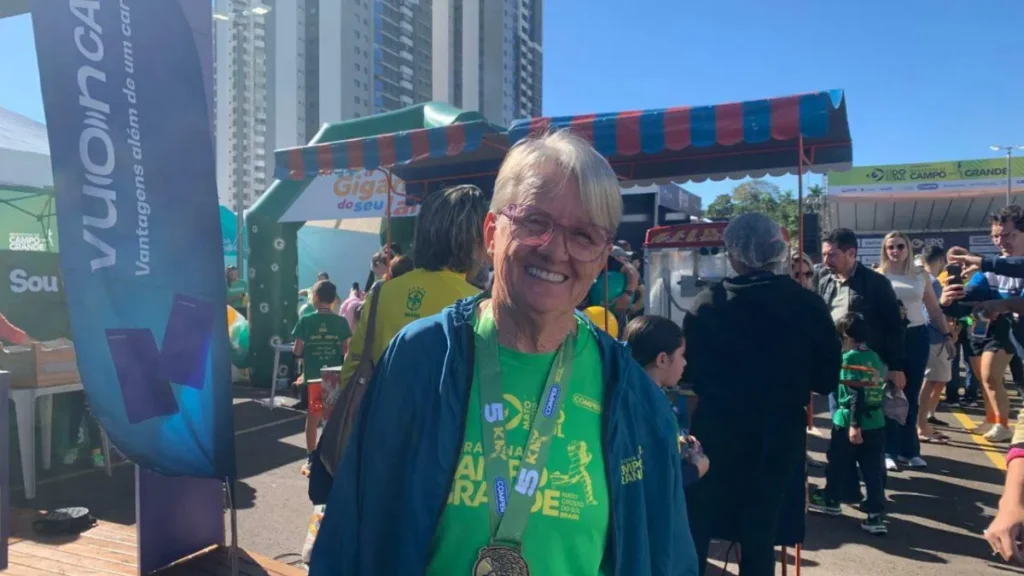Aos 74 anos, ela venceu leucemia e virou fenômeno da corrida