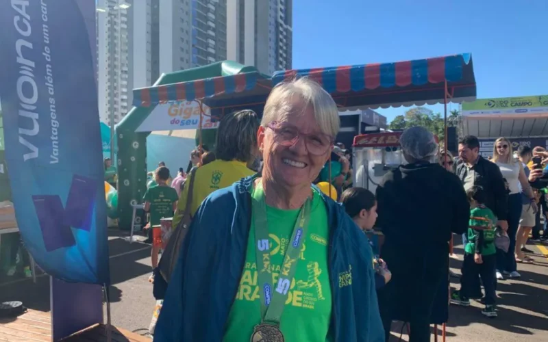 Aos 74 anos, ela venceu leucemia e virou fenômeno da corrida