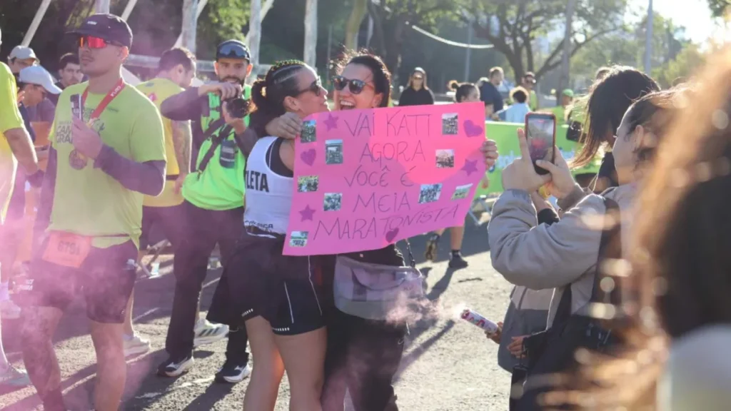 Amigos na linha de chegada: apoio que transforma a corrida