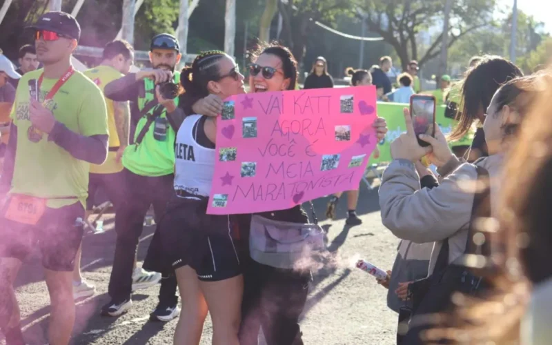 Amigos na linha de chegada: apoio que transforma a corrida