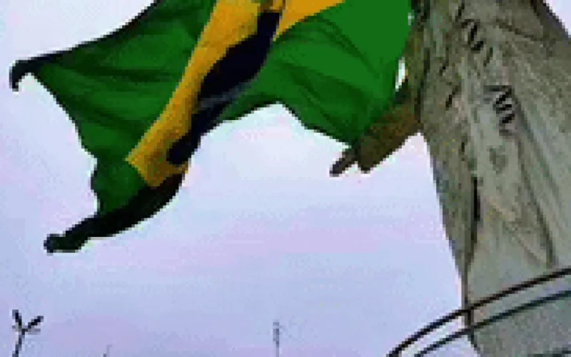 Cristo Rei do Pantanal ganha bandeirão do Brasil na Copa
