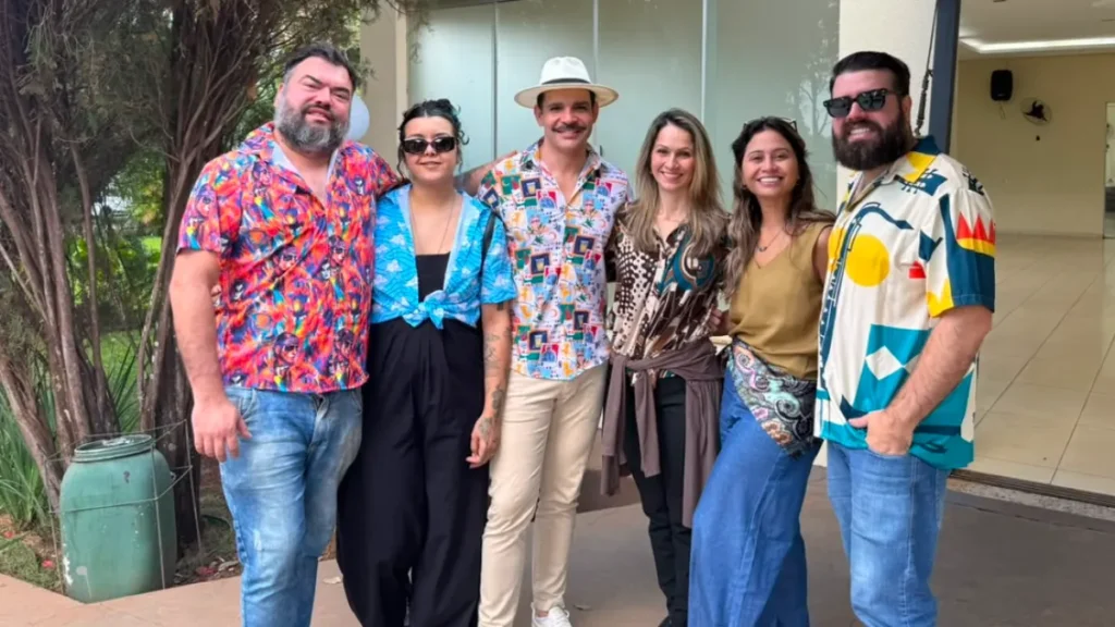 Amigos coloridos se despedem de Tiago Pitthan