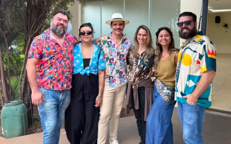Amigos coloridos se despedem de Tiago Pitthan