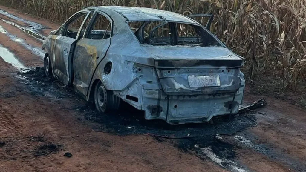 Carro de execução com 20 tiros é achado carbonizado na fronteira