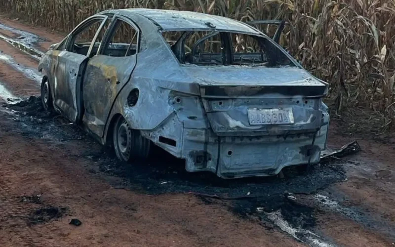 Carro de execução com 20 tiros é achado carbonizado na fronteira
