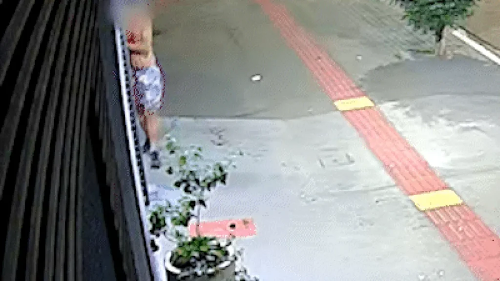 Homem é morto a facadas e corre sangrando por quadra em Campo Grande
