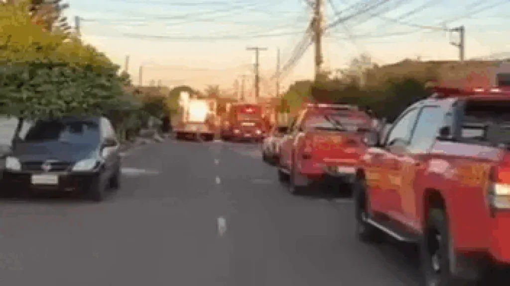 Incêndio e explosão em depósito de reciclagem assustam moradores