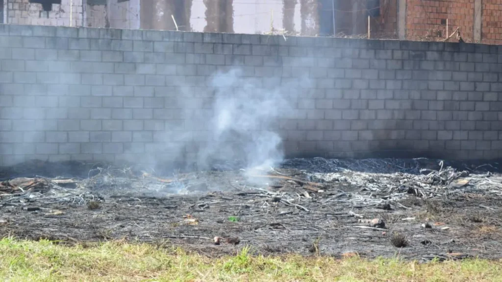 Bombeiros combatem três queimadas em uma manhã em Campo Grande