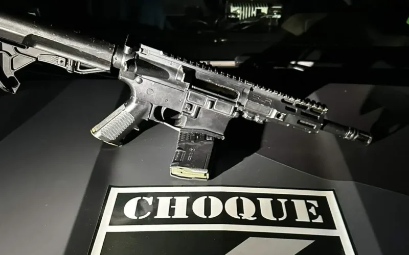 Fuzil americano M4 avaliado em R$ 40 mil é achado em avenida