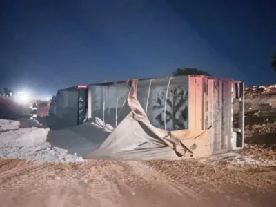 Carreta tomba em obra na BR-163 e motorista fica ferido