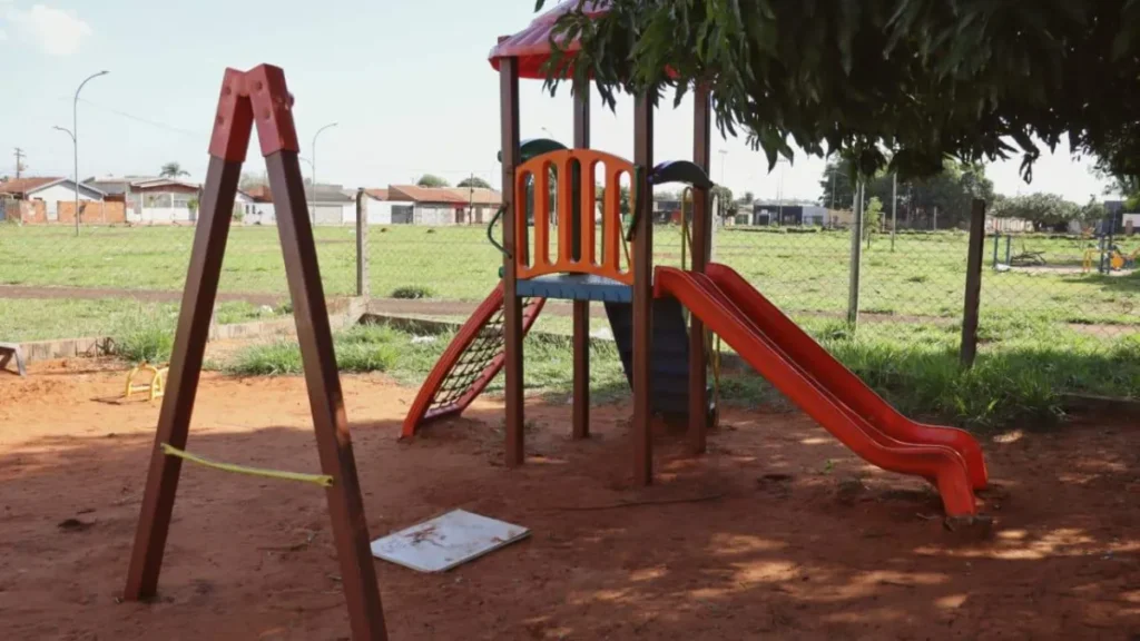 Praça sem placa e abandonada homenageia menino morto