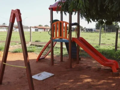 Praça sem placa e abandonada homenageia menino morto