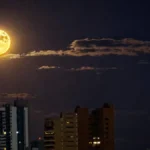 Lua dos Veados: fenômeno alaranjado encanta MS