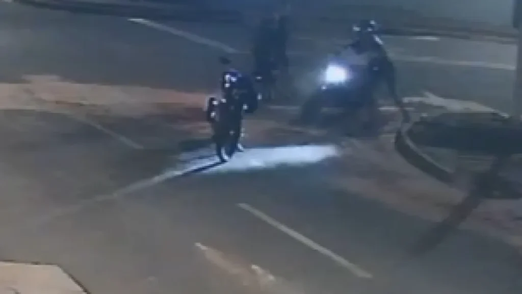 Jovem tem moto furtada por dupla que o cercou na região das Moreninhas