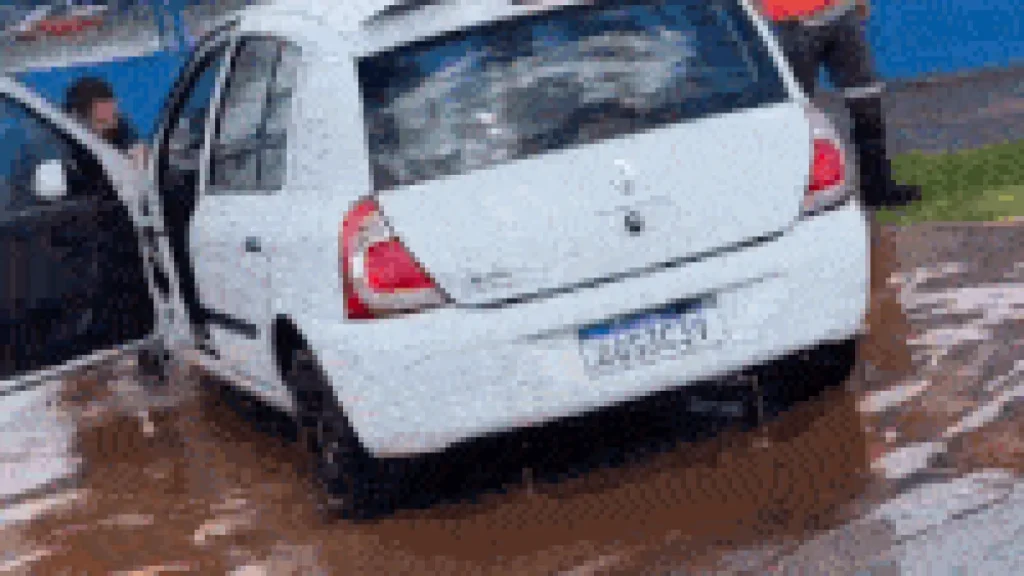 Kwid atola em buraco, alaga e motorista perde dia de trabalho