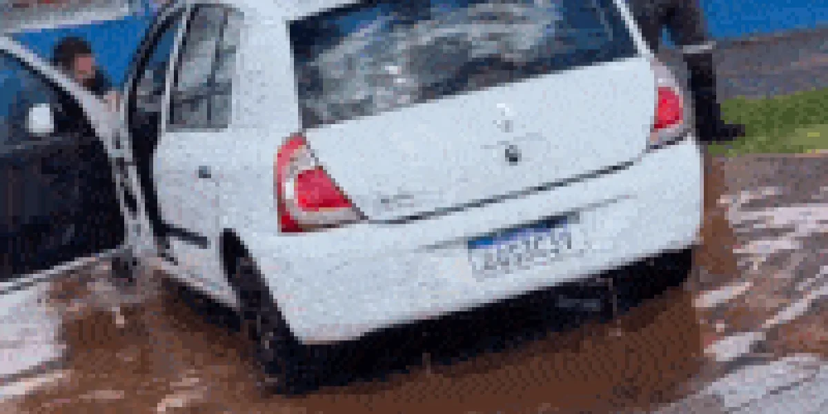 Kwid atola em buraco, alaga e motorista perde dia de trabalho