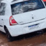 Kwid atola em buraco, alaga e motorista perde dia de trabalho