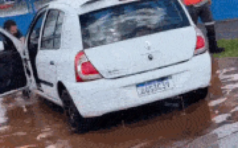 Kwid atola em buraco, alaga e motorista perde dia de trabalho